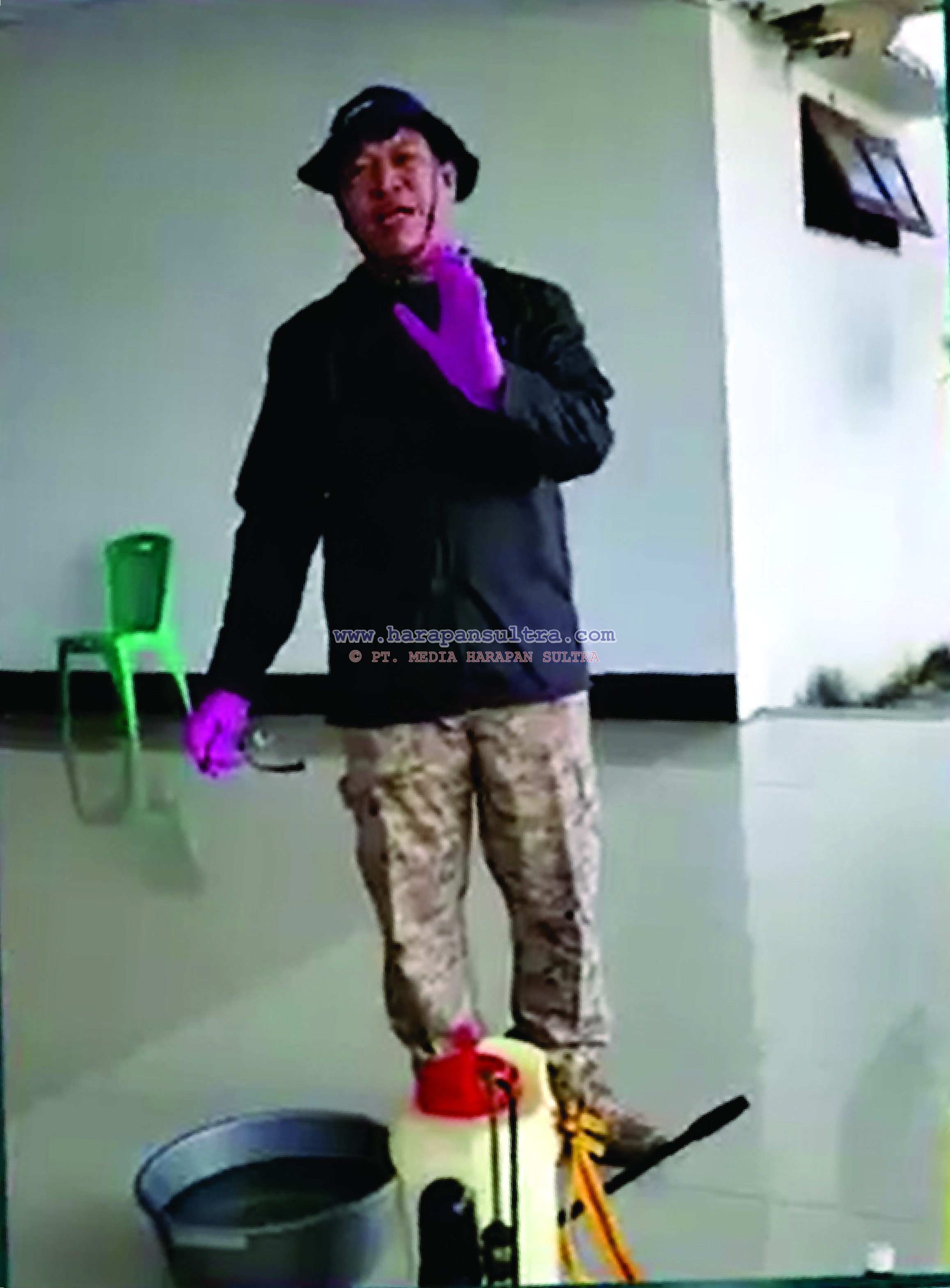 Bupati Ruksamin saat memperagakan cara penyemprotan