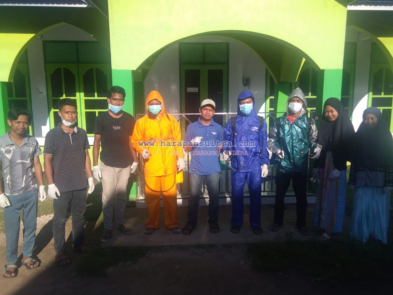 Foto Bersama Pemuda Pulau Makasar sebelum melakukan penyemprotan disinfektan