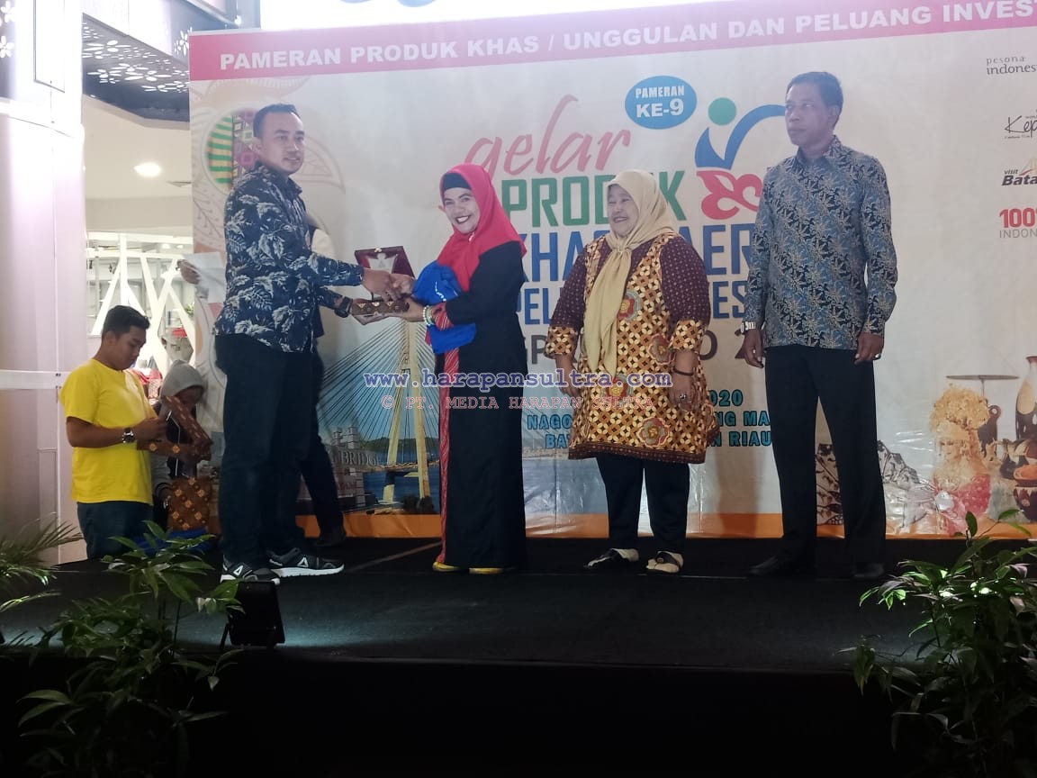 Kepala DPM-PTSP Busel, Haida, S.Pt saat Menerima Piagam Juara