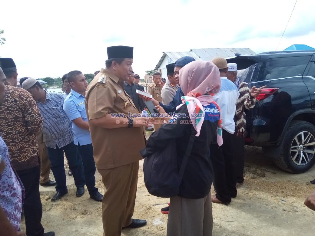 Bupati Muna, LM Rusman Emba saat Diwawancarai Beberapa Awak Media