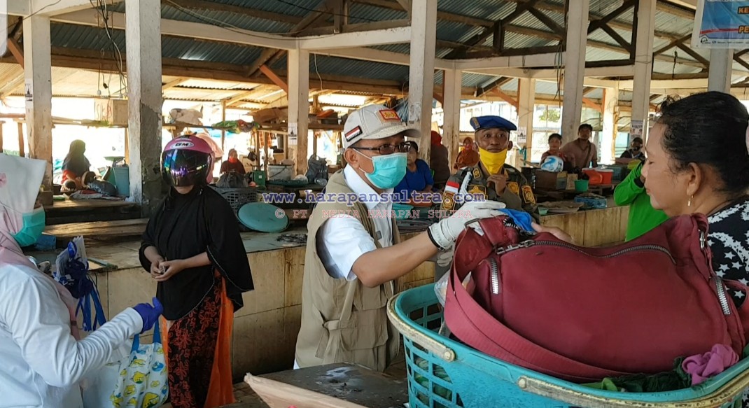 Bupati Tafdil saat membagikan masker kepada pedagang dan pengujung pasar