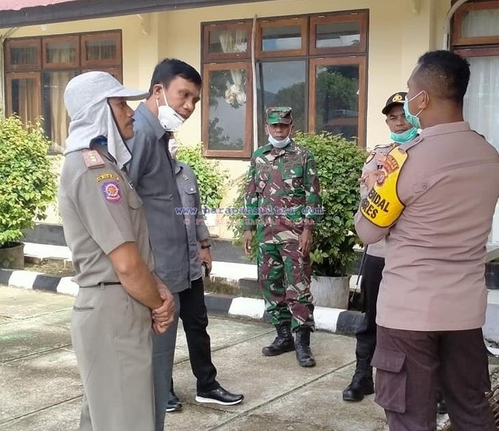 Iskandar, SP [Kedua dari kiri] Wakil Ketua DPRD Bombana. foto : Istimewa