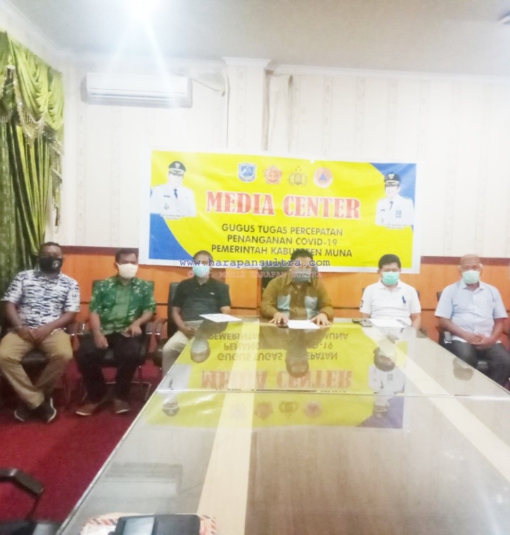 Ketgam : Bupati Muna LM Rusman Emba ST bersama Tim Jubir Satgas saat Jumpa Pers
