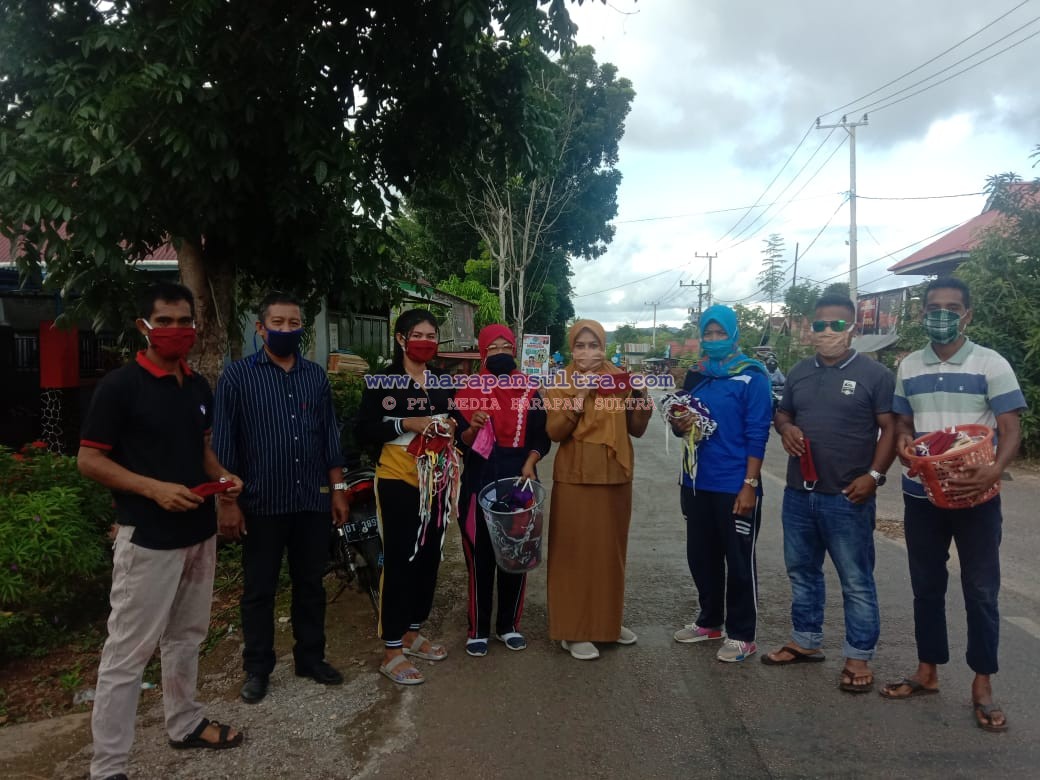 Satgas Covid-19 Lawela Selatan saat membagikan masker kepada warga