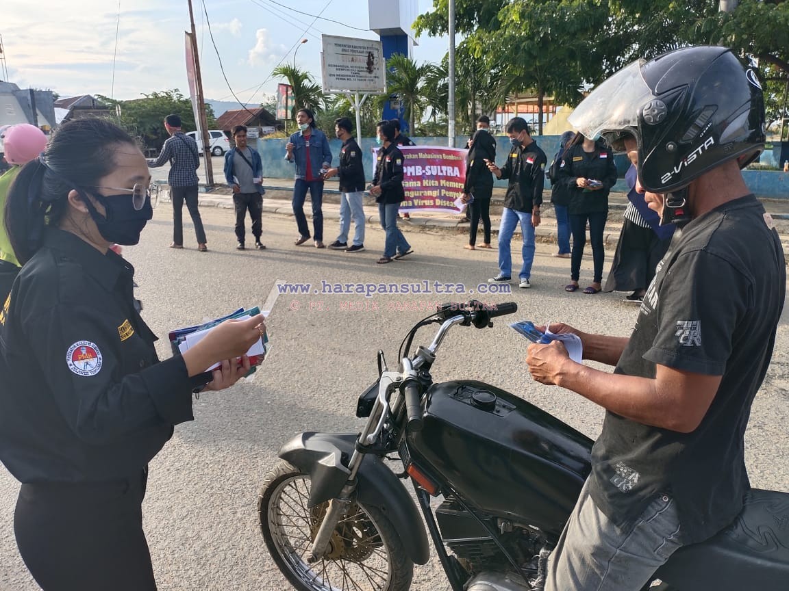 PMB Sultra saat menggelar Baksos Bagi bagi masker