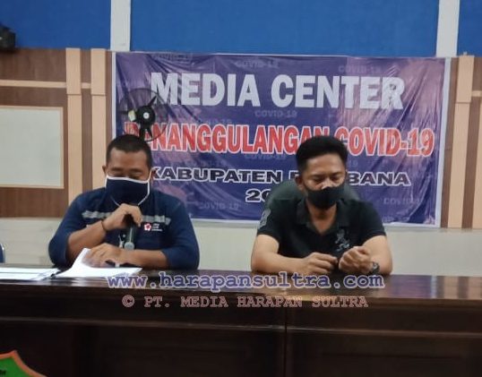 Heryanto A Nompa [kiri] Jubir Satgas Covid-19 Bombana, dan AKBP Andi Herman, SIK [kanan] Kapolres Bombana saat memberikan keterangan PERS