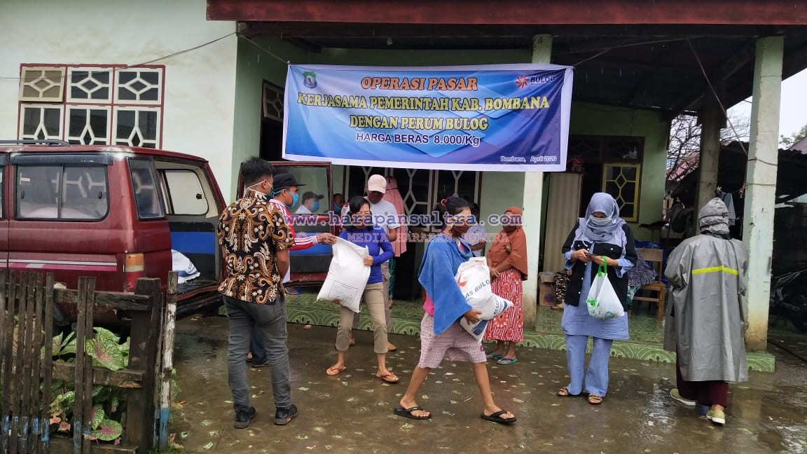 Tim Saat melakukan Operasi Pasar di Pulau Kabaena