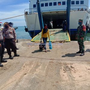 Danramil 1413-05 Kabaena menggelar Penjagaan Terpadu Bersama Satgas Siaga Covid-19 di Pelabuhan Sikeli