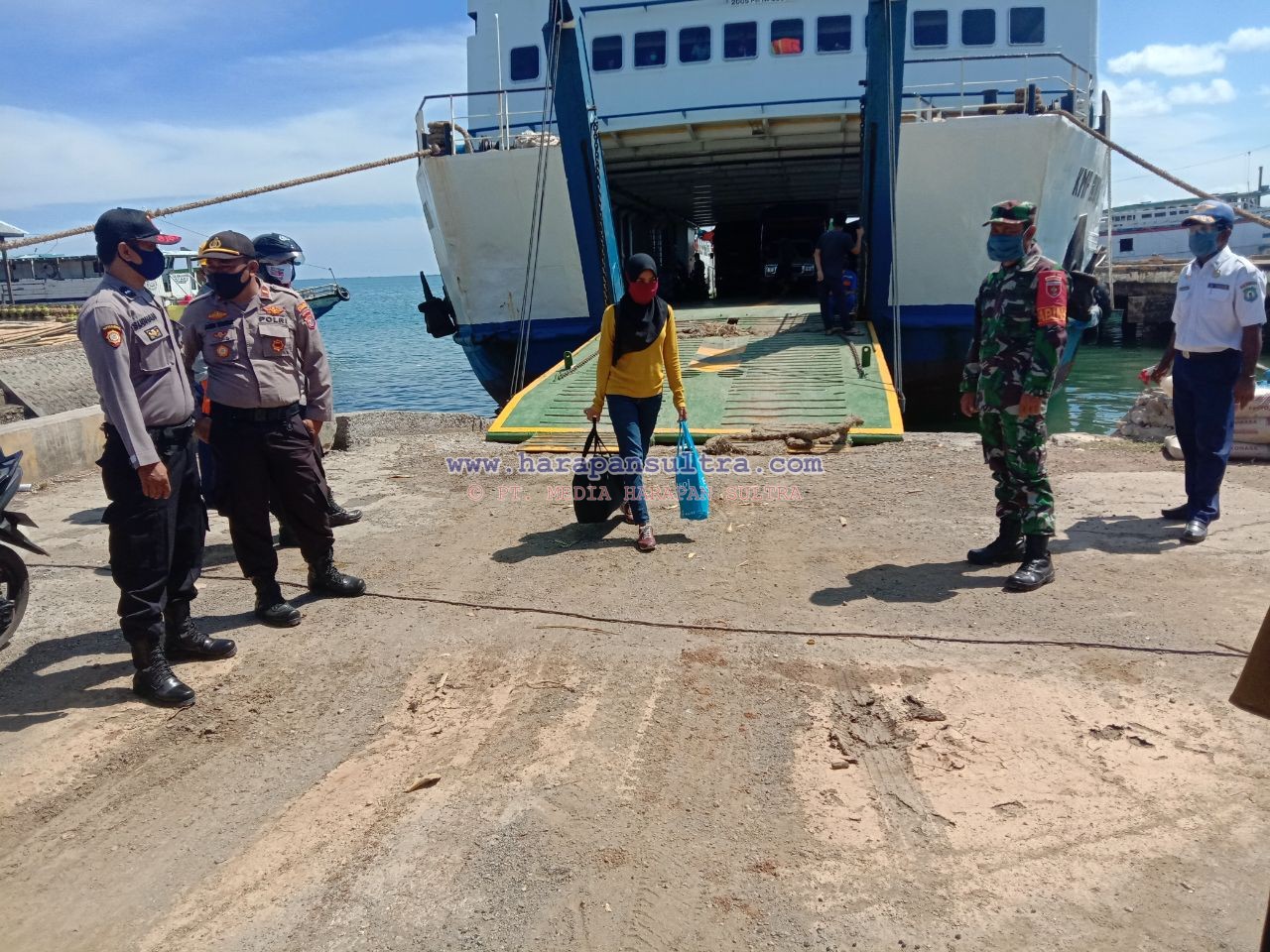 Danramil 1413-05 Kabaena menggelar Penjagaan Terpadu Bersama Satgas Siaga Covid-19 di Pelabuhan Sikeli