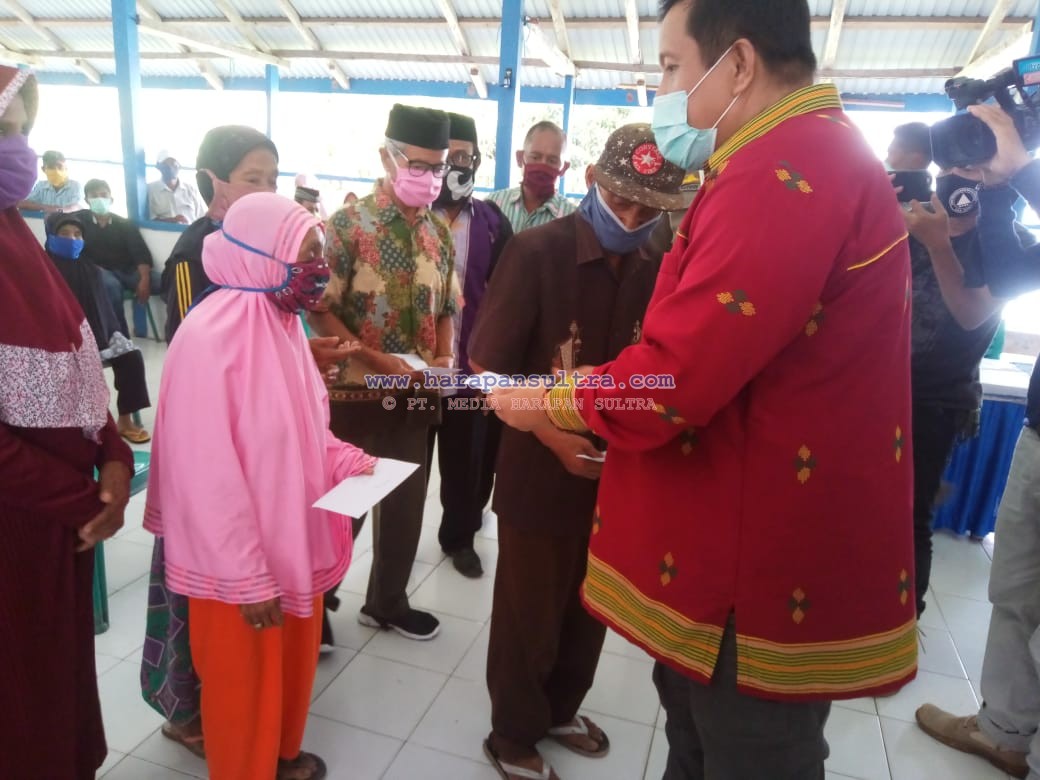 Ketgam: Bupati Muna LM Rusman Emba ST pada saat menyerahkan BLT kepada masyarakat