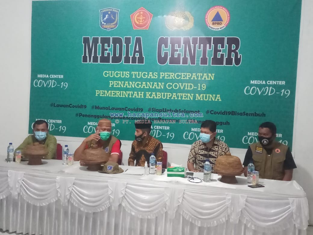 Ketgam : Juru Bicara Gugus Tugas Percepatan Penanganan Covid-19, dr. Laode Ahmad Wahid Agigi bersama anggotanya saat jumpa Pers malam tanggal (22/5/2020) di Kantor BPBD Muna