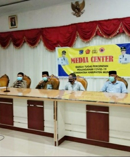 Jubir Satgas COVID-19 Muna, dr La Ode Abdul Wahid Agigi bersama Bupati Muna, LM Rusman Emba saat mengumumkan tiga pasien yang sembuh.