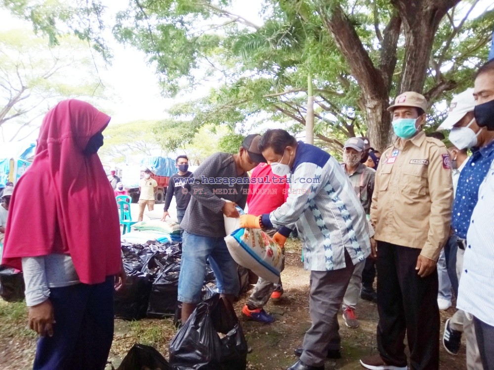 Ketgam : Bupati Muna LM Rusman Emba ST Bersama Kadinsos Muna La Kore saat menyerahkan secara langsung BPNT.