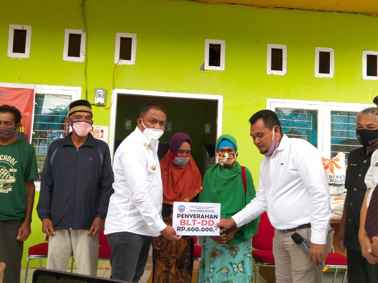 Bupati Busel, H. Arusani saat menyerahkan secara simbolis BLT DD