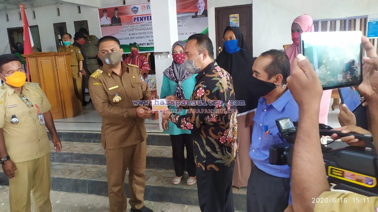 Bupati Buton Selatan. H. Arusani (Kedua dari Kiri) saat menyerahkan Bantuan secara simbolis