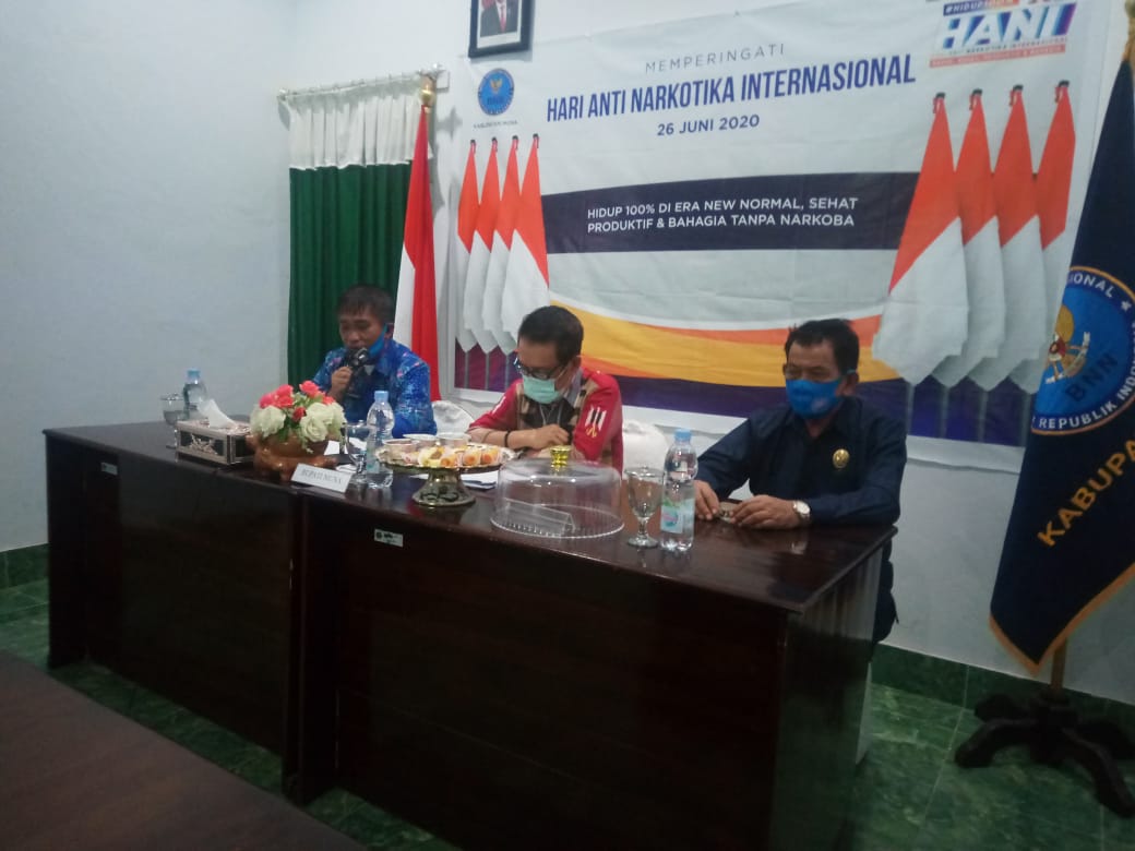 Ketgam : Kepala BNN Kabupaten Muna, La Hasariy, SKM. M.Kes besama wakil bupati Muna dan wakil ketua DPRD Muna