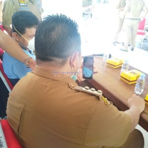 Bupati Muna LM Rusman Emba ST pada saat melakukan komunikasi melalui via video call WhatsApp (WA) bersama salah satu pasien.