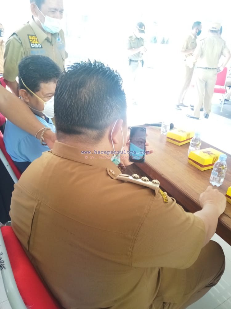 Bupati Muna LM Rusman Emba ST pada saat melakukan komunikasi melalui via video call WhatsApp (WA) bersama salah satu pasien.