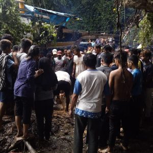 Kerumunan Warga saat mengevakuasi korban