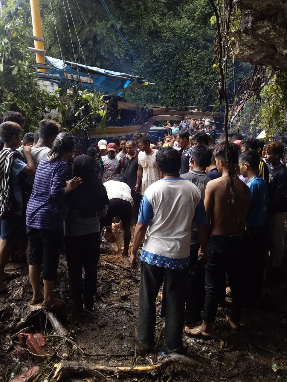 Kerumunan Warga saat mengevakuasi korban