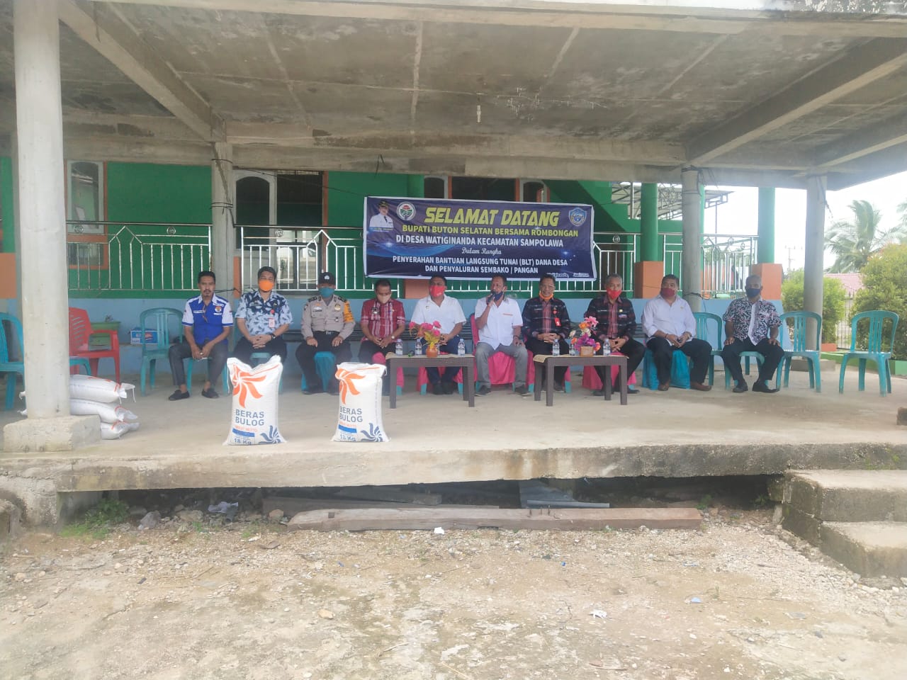 Bupati Busel saat berkunjung ke Desa Desa dalam Pencairan BLT DD Tahap 2