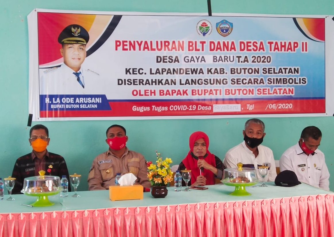 Bupati Busel H. Arusani [kedua dari kiri]