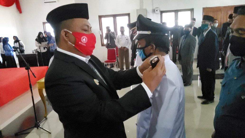 Bupati H. Arusani saat memimpin prosesi pelantikan