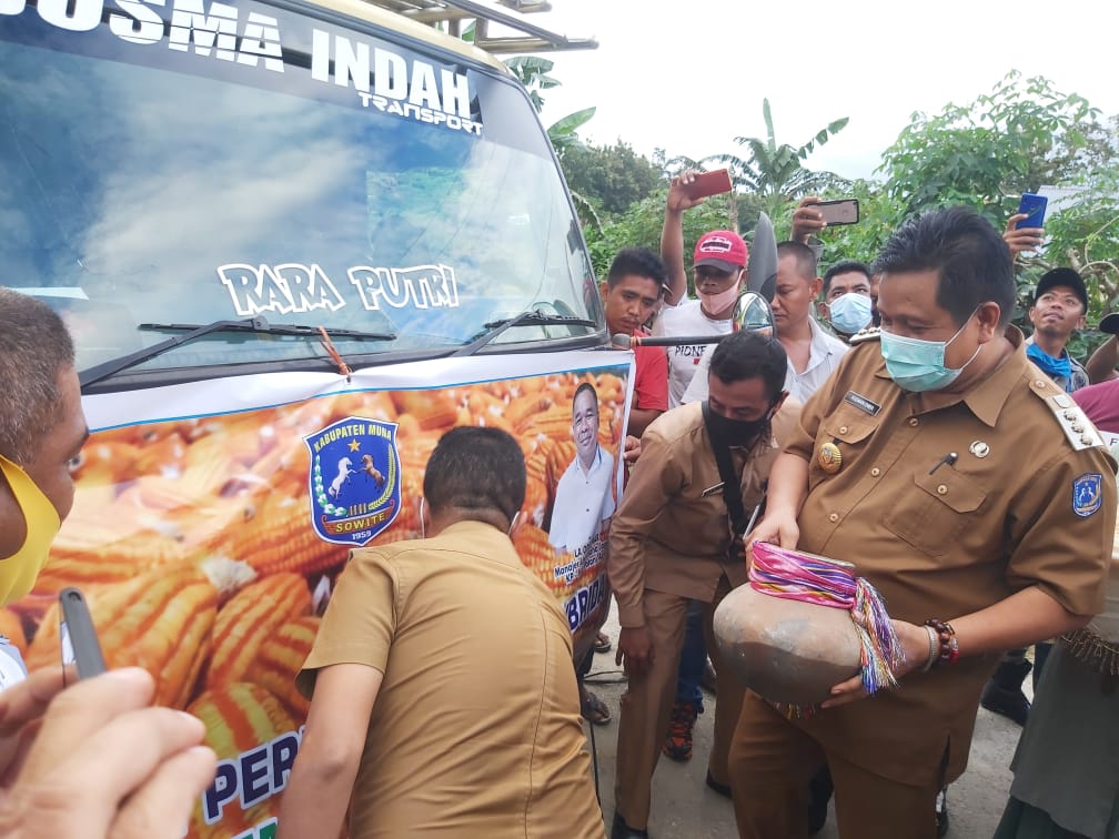 Ketgam : Bupati Muna, LM Rusman Emba melepas pengiriman 44 ton jagung ke Blitar. Foto : Borju