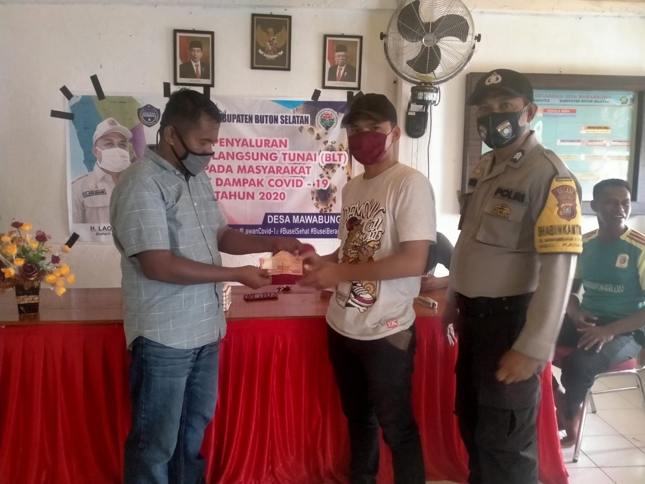 Foto Penyerahan BLT DD Bulan Ke 3 Kepada Penerima