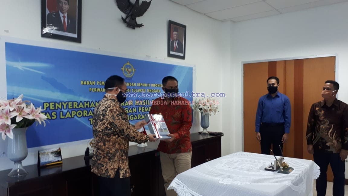 Bupati Arusani (Batik Merah) Saat Menerima Sertifikat Opini WTP dari BPK-RI