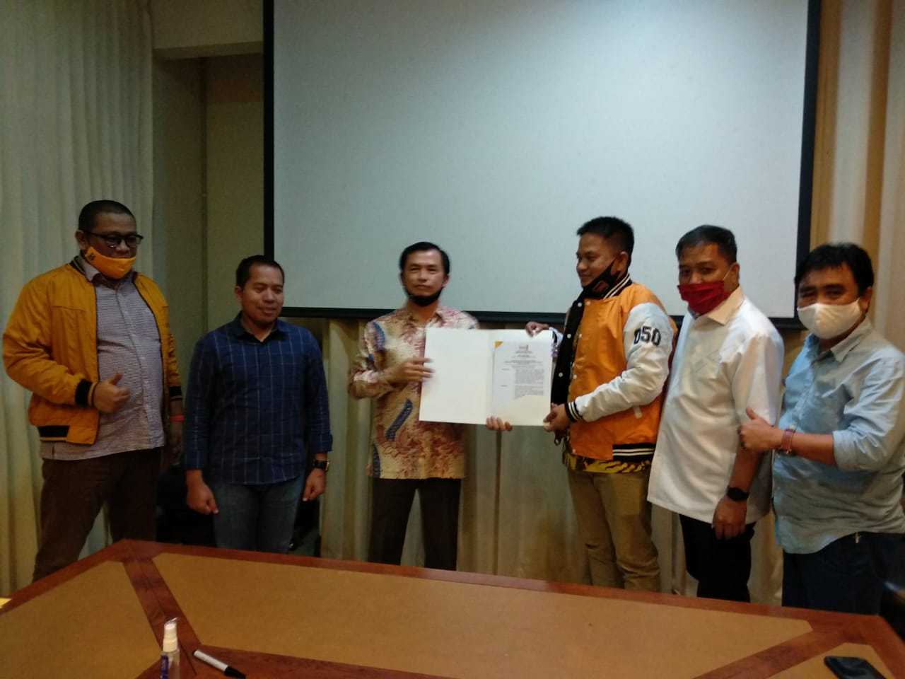 Penyerah Rekomendasi Dukungan Partai Hanura Pada Rusmin Abdul Gani-Senawan Silondae Pada Pilkada Konawe Selatan (Foto : Istimewa)