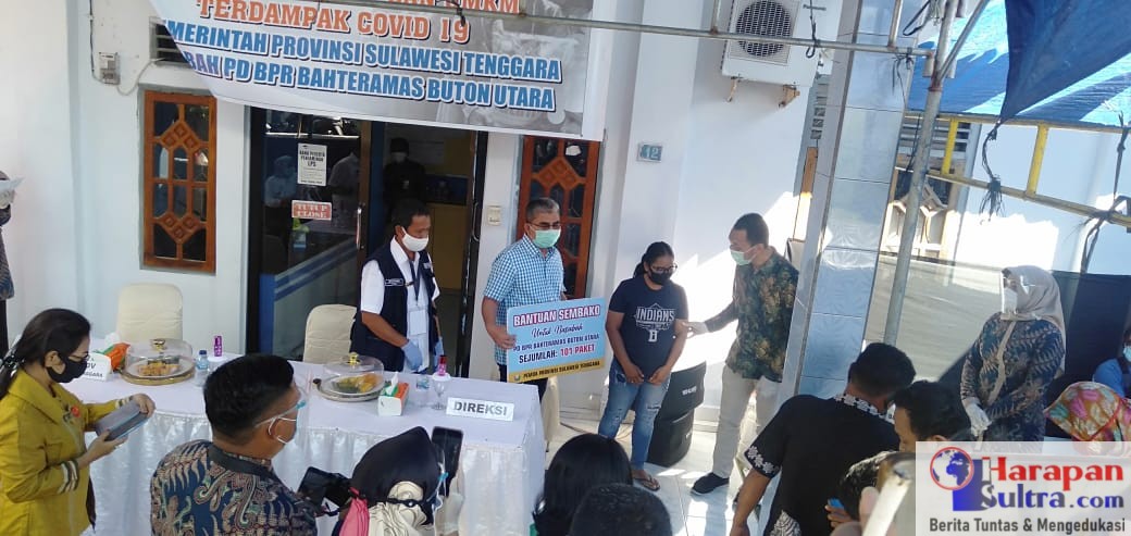 Bupati Abu Hasan, saat menyerahkan secara simbolis bantuan kepada nasabah