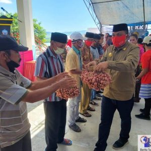 Bupati Arusani saat menyerahkan Bantuan secara langsung kepada Petani