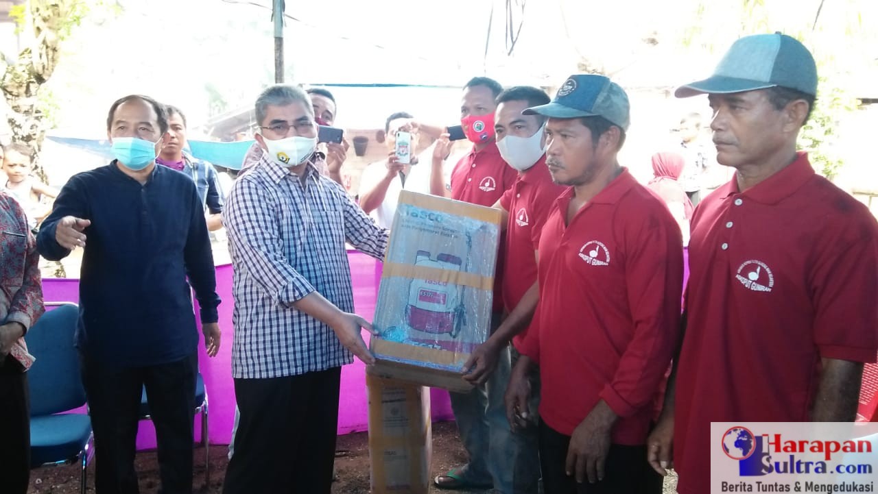 Bupati Abu Hasan saat memberikan bantuan kepada petani