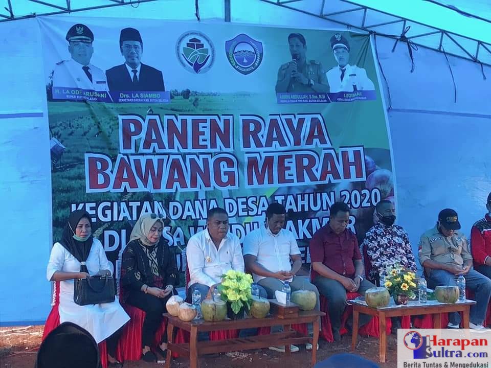 Bupati Arusani (Ketiga dari Kiri) saat menghadiri Salah Satu Kegiatan