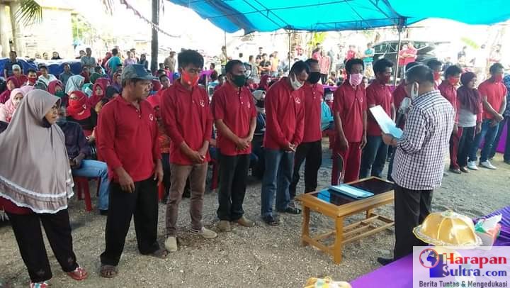 Bupati Buton Utara, Drs. H. Abu Hasan, M.Pd saat melantik Pengurus Asosiasi