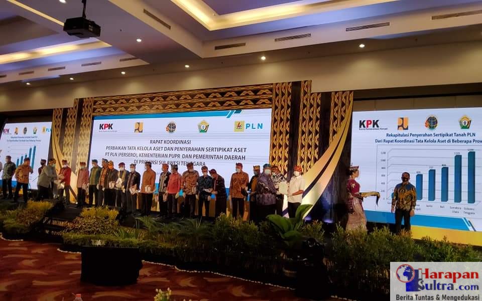 Bupati Buton Selatan, H. Laode Arusani saat menerima Sertifikat Aset Pemerintah Daerah