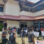 Puluhan Orang Karyawan PT. PLM saat menggelar Unjuk rasa di Kantor Dinas ESDM Sultra, Kendari