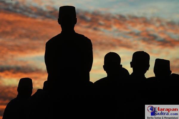 Tim rukyatul hilal PC NU melakukan pemantauan "rukyatul hilal" di Balai Rukyat Bukit Condrodipo, Gresik, Jawa Timur, Kamis (14/6). Berdasarkan sidang isbat yang digelar di Kantor Kementerian Agama, Pemerintah menetapkan 1 Ramadan 1439 Hijriah jatuh pada Jumat