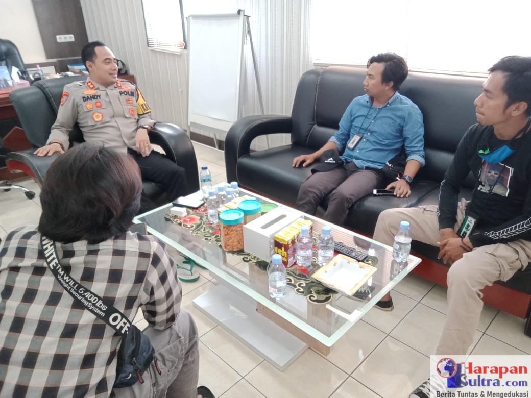 Kapolres Bombana. AKBP Dandy Ario Yustiawan, S.IK saat menerima sejumlah awak media