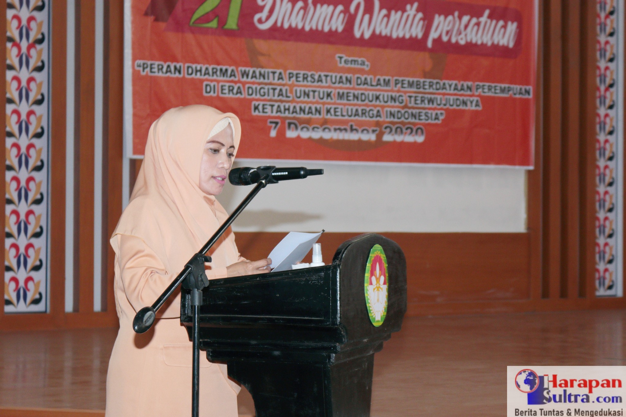 Anggota DPD-RI, Hj. Andi Nirwana Sebbu (ANS) saat memberikan sambutan pada HUT Dharma Wanita Persatuan Tingkat Kabupaten Bombana