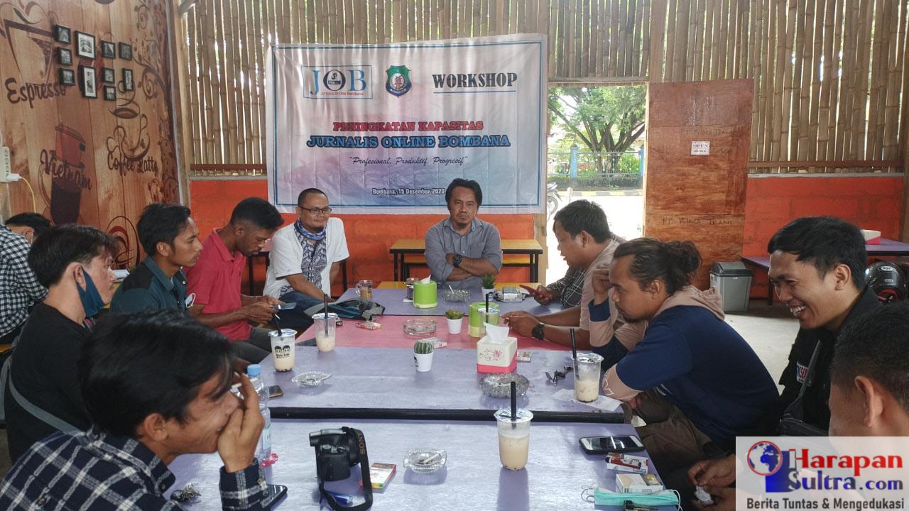 Abdi Mahatma (Tengah) bersama para Jurnalis Bombana