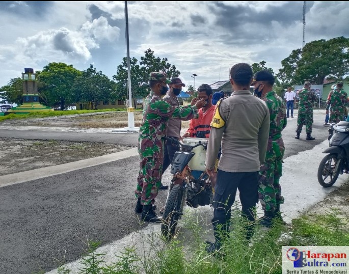 Babinsa Anggota Koramil 1413-15/Binongko saat membagikan Masker Gratis ke Warga Binaan