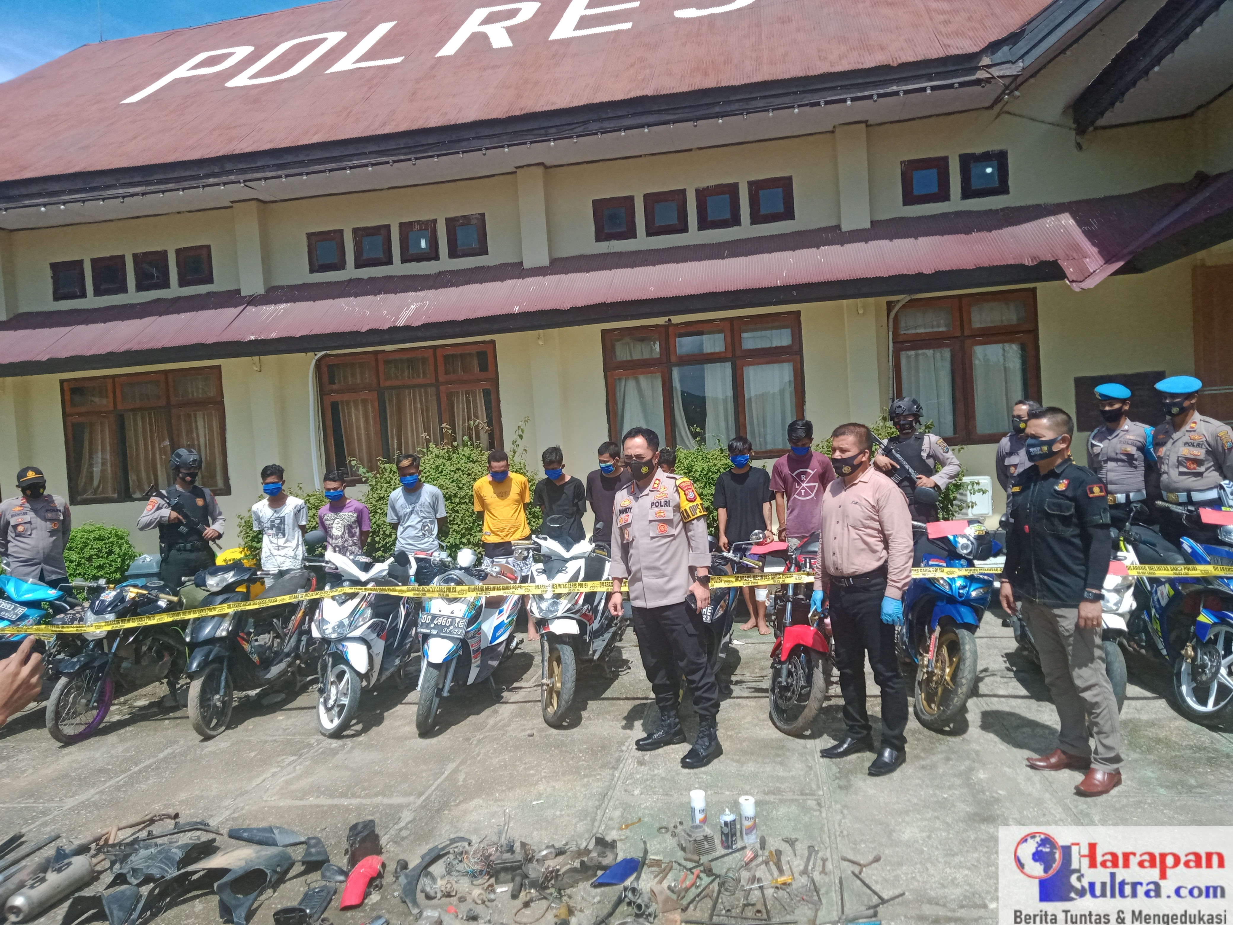 Kapolres Bombana, AKBP Dandy Ario Yustiawan, S.IK saat menunjukkan Barang bukti Curanmor Kapolres Bombana, AKBP Dandy Ario Yustiawan, S.IK saat menunjukkan Barang bukti Curanmor