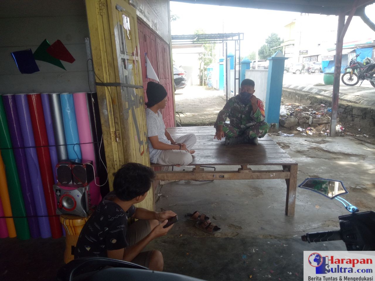 Babinsa Koramil 1413-06/Rumbia Serda Irham saat Komsos di Lampopala