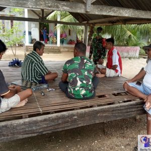 Serda TNI La Aswan saat mensosialisasikan penerapan Prokes ke Masyarakat