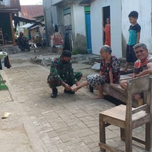 Anggota TNI-AD saat bersosialisasi di Kelurahan lampopala