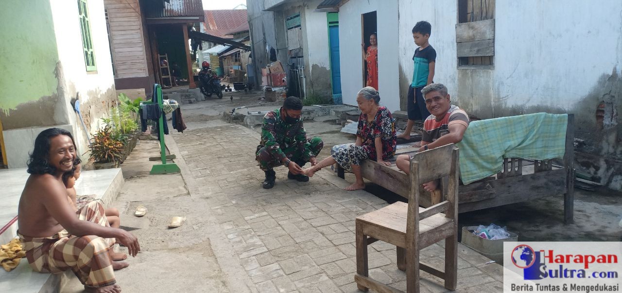 Anggota TNI-AD saat bersosialisasi di Kelurahan lampopala