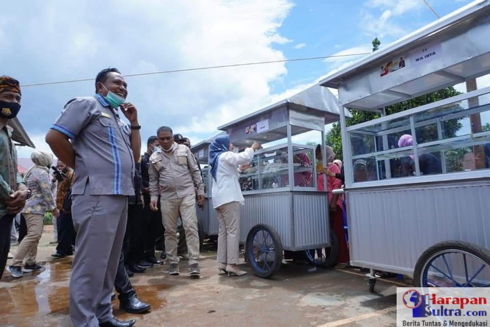 Bupati Busel, H. Laode Arusani saat melaucing Gerobak jualan