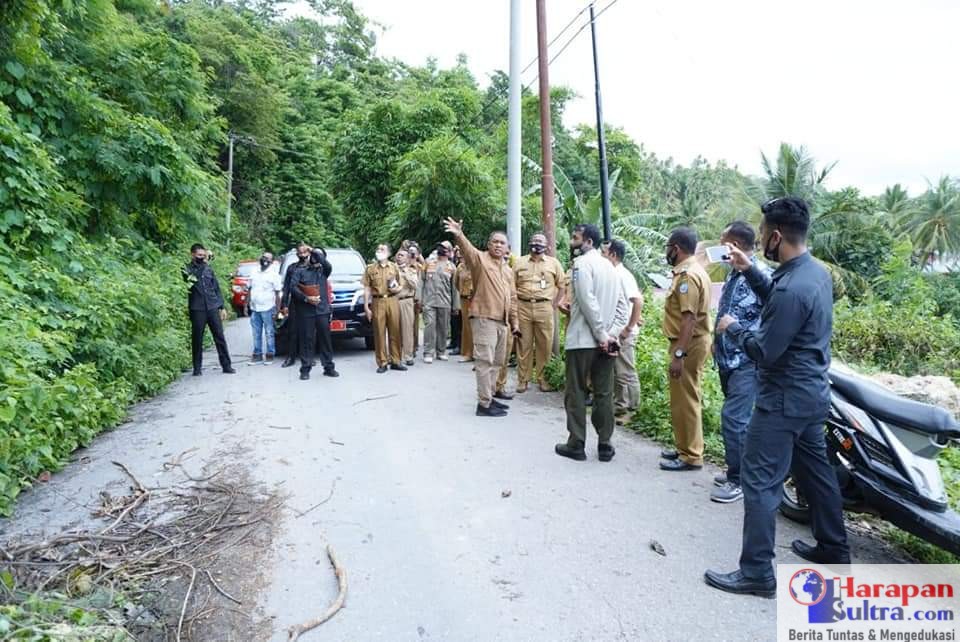 Bupati Arusani saat meninjau lokasi banjir dan longsor